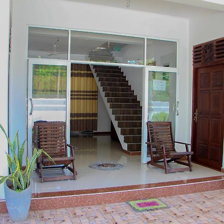 ווליגאמה Sasmika Villa Surf And Yoga Hostel מראה חיצוני תמונה