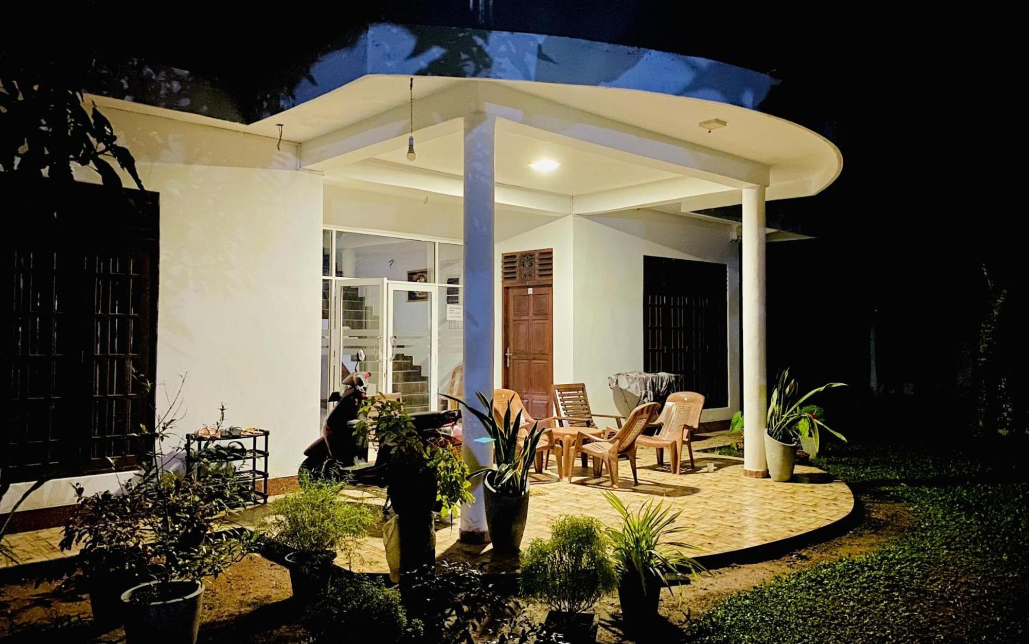 ווליגאמה Sasmika Villa Surf And Yoga Hostel מראה חיצוני תמונה