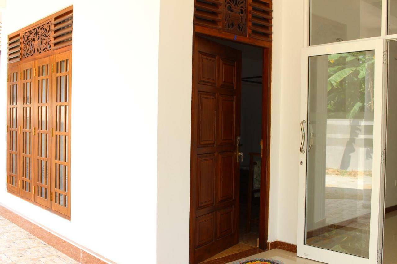 ווליגאמה Sasmika Villa Surf And Yoga Hostel מראה חיצוני תמונה